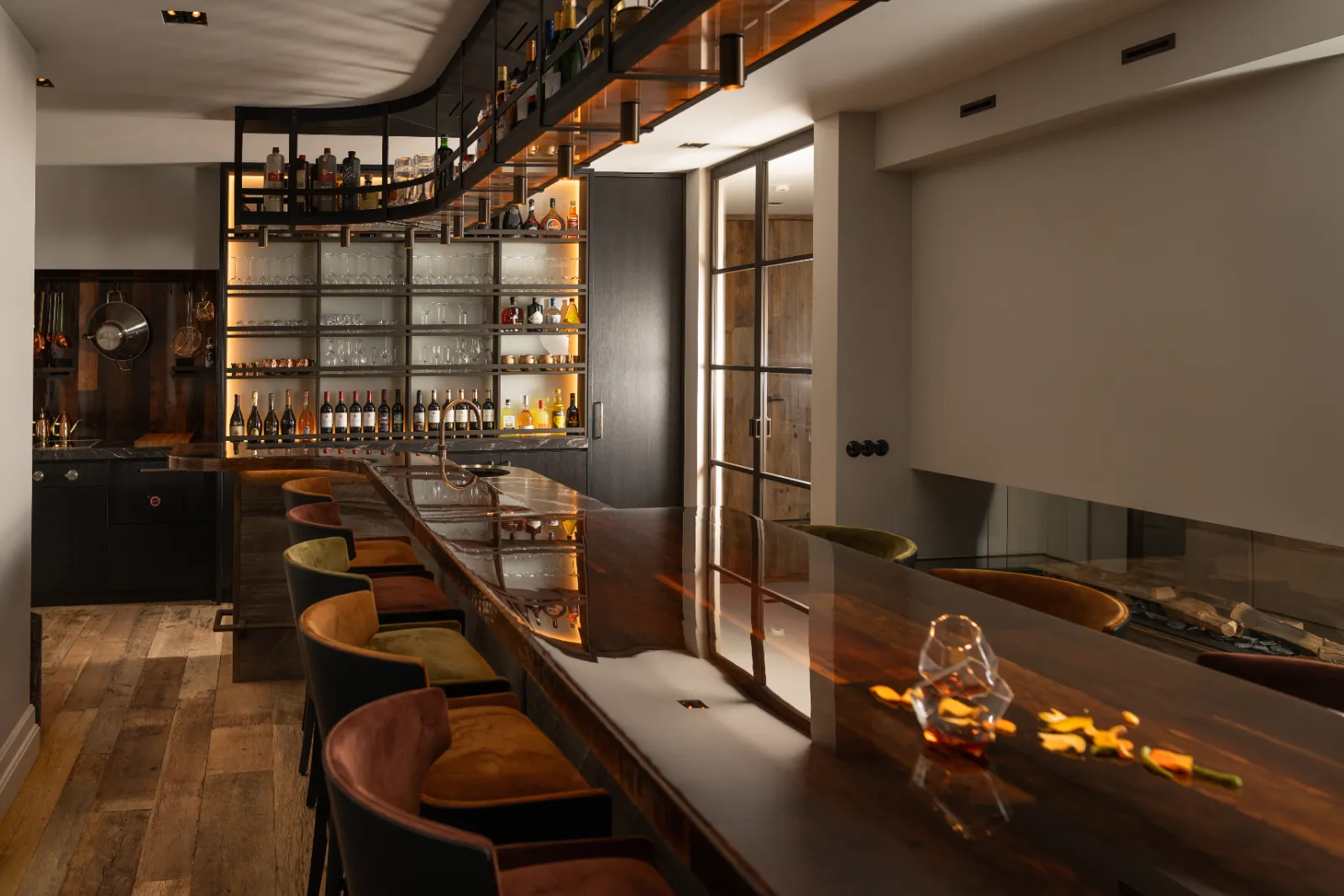 een luxe bar van Derk met stalen details