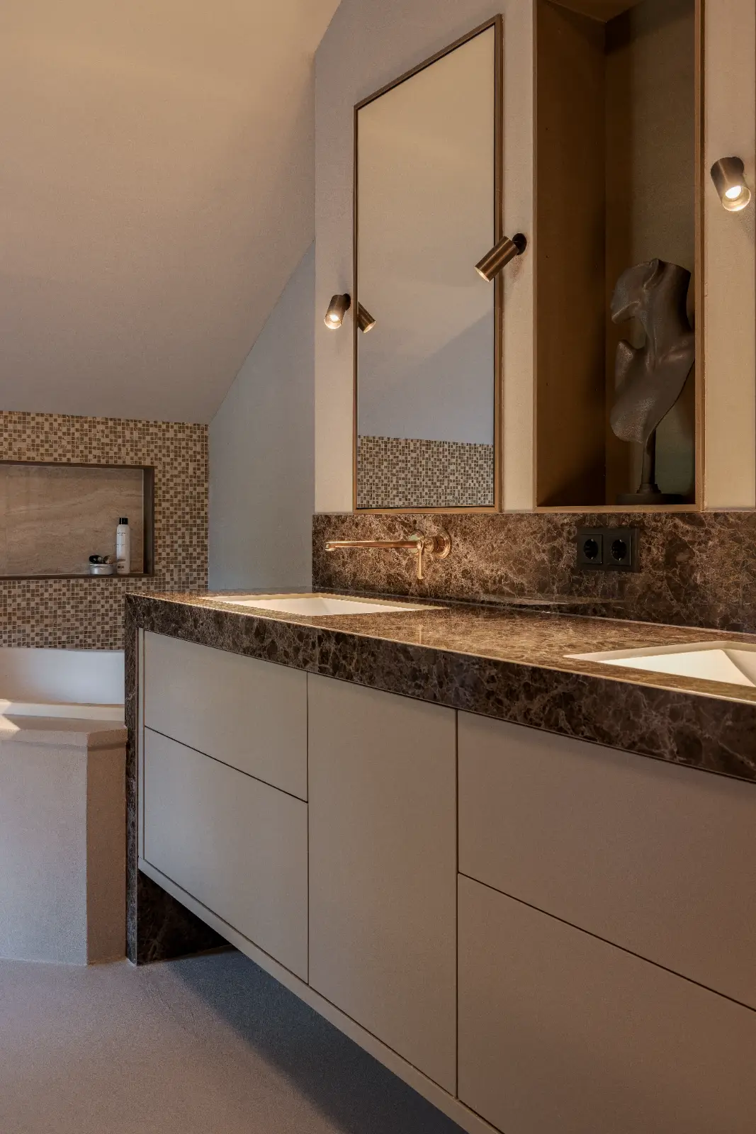 Luxe badkamer met dubbel wastafelmeubel in donker marmer, onderdeel van een verfijnd maatwerk interieur